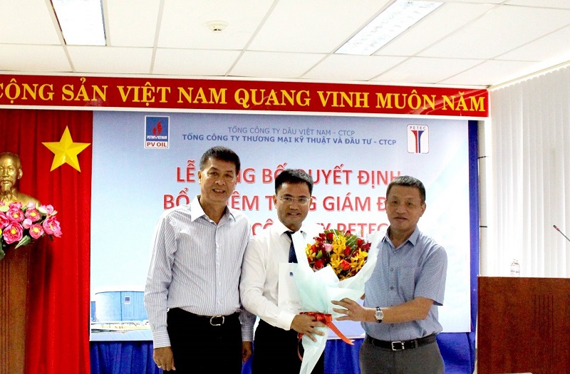 Ông Đoàn Văn Nhuộm - Tổng giám đốc PVOIL và ông Đỗ Hoàng Phúc - Chủ tịch Hội đồng quản trị PETEC trao quyết định bổ nhiệm cho ông Trần Văn Dưỡng.