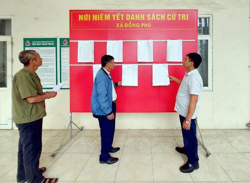 Nh&acirc;n d&acirc;n huyện Chương Mỹ xem phương &aacute;n s&aacute;p nhập c&aacute;c x&atilde; tr&ecirc;n địa b&agrave;n. Ảnh: Quang Phong