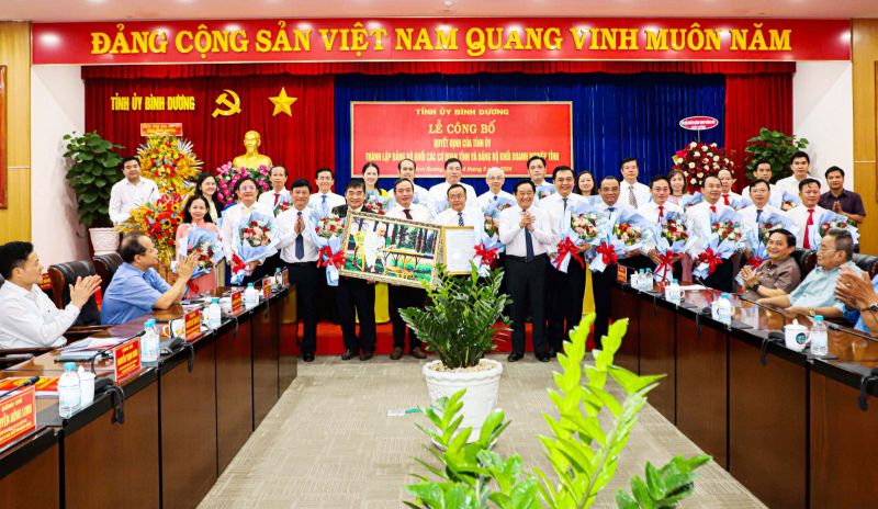 Lãnh đạo tỉnh Bình Dương tặng hoa chúc mừng Ban Chấp hành Đảng bộ khối Doanh nghiệp tỉnh