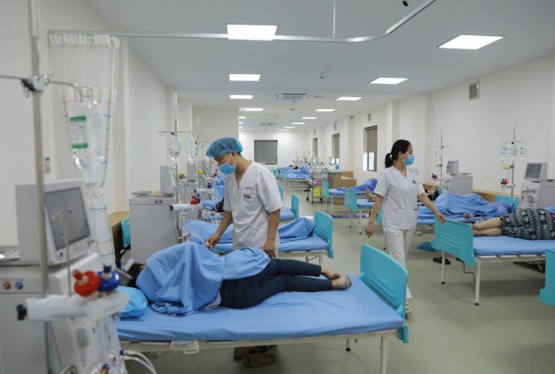 Bệnh viện Hữu nghị Lạc Việt đang huy động toàn bộ y bác sĩ cấp cứu các công nhân nghi ngộ độc thực phẩm của công ty Shinwon