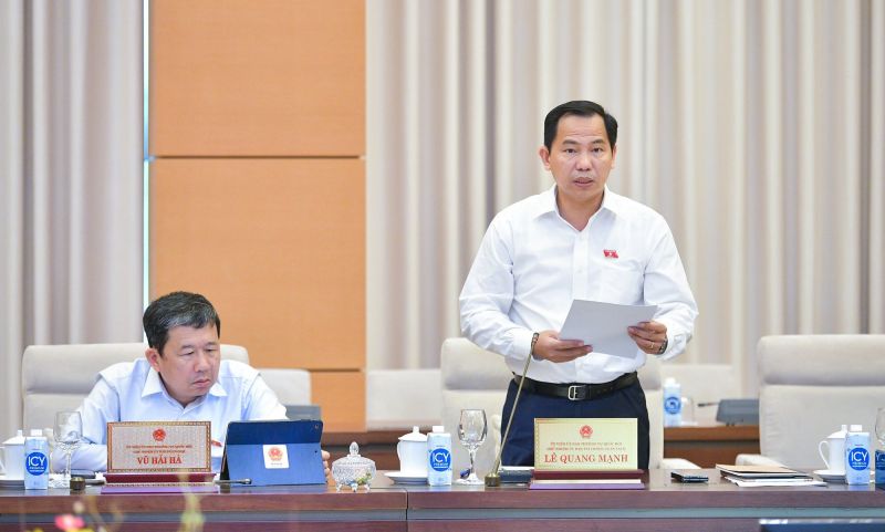 Chủ nhiệm Ủy ban Tài chính, Ngân sách của Quốc hội Lê Quang Mạnh trình bày Báo cáo tóm tắt thẩm tra sơ bộ