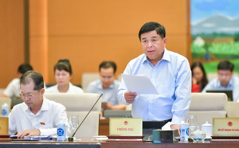 Bộ trưởng Bộ Kế hoạch và Đầu tư Nguyễn Chí Dũng thay mặt cơ quan chủ trì soạn thảo trình bày Tờ trình