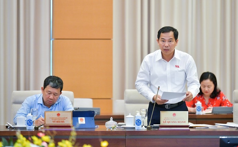 Chủ nhiệm Ủy ban Tài chính – Ngân sách Lê Quang Mạnh trình bày báo cáo thẩm tra