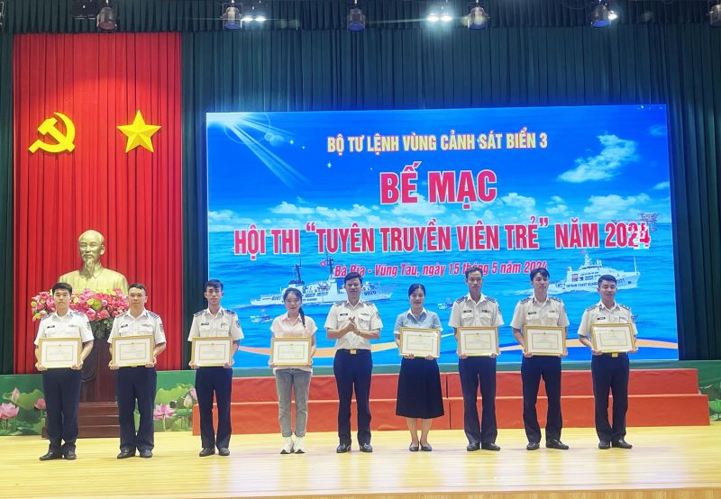 Đại tá Cao Xuân Quận, Phó chính ủy BTL Vùng CSB 3 trao thưởng cho các tập thể đạt giải Nhất, Nhì, Ba và các cá nhân có thành tích xuất sắc trong tham gia Hội thi