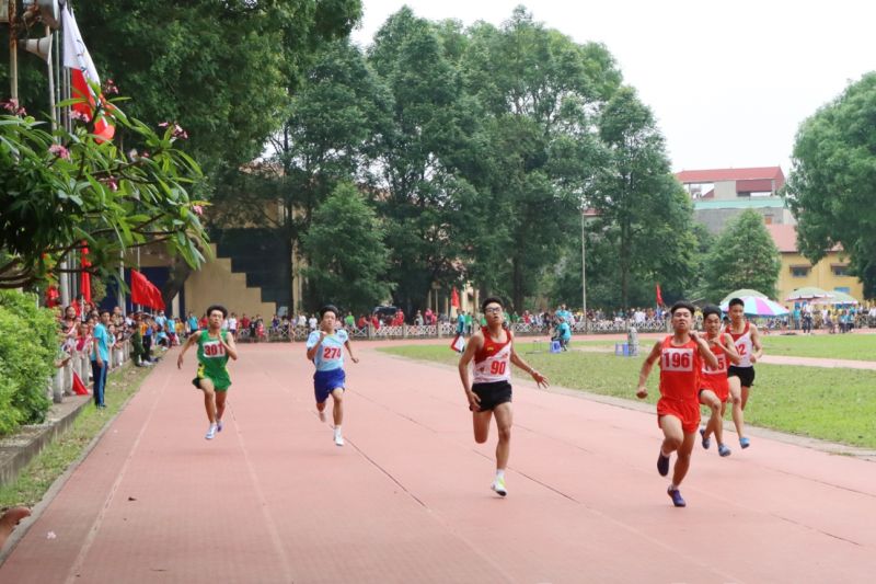 Các VĐV tham gia thi đấu chung kết nội dung chạy 200m nam bậc THCS.