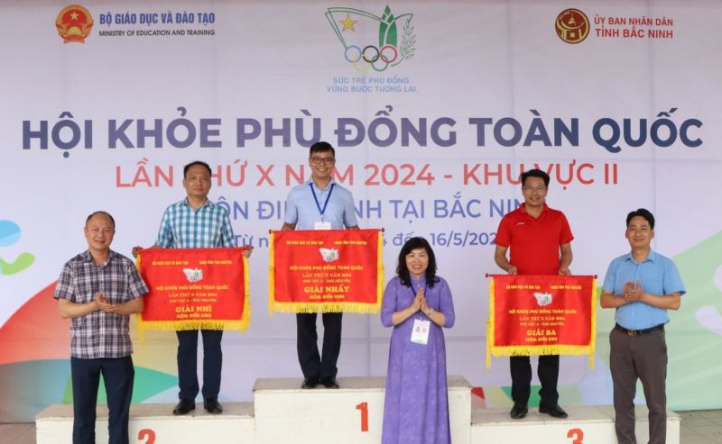 Phó Giám đốc Sở GD&ĐT Bắc Ninh Nguyễn Thị Ngọc, Trưởng Ban Tổ chức Hội khỏe Phù Đổng toàn quốc tại tỉnh Bắc Ninh trao giải toàn đoàn cho các đơn vị.