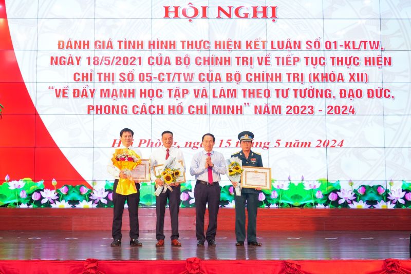 Đồng chí Bí thư Thành ủy Lê Tiến Châu trao Bằng khen của Ban Tuyên giáo Trung ương cho các tập thể, cá nhân.
