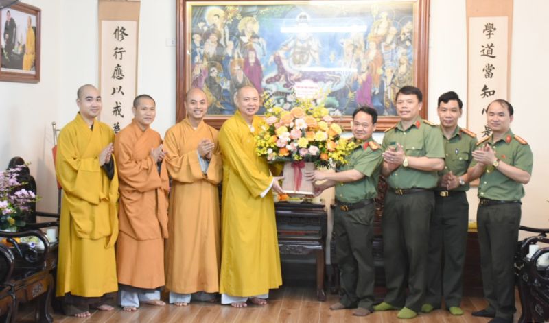 Phó Giám đốc Công an tỉnh cùng các thành viên trong đoàn tặng hoa chúc mừng Ban Trị sự Giáo hội Phật giáo tỉnh và Thượng tọa Thích Tâm Đức