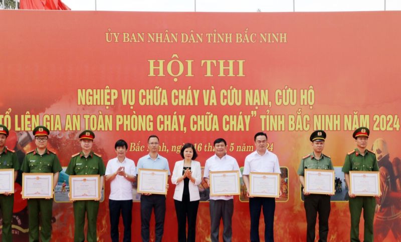 Chủ tịch UBND tỉnh Nguyễn Hương Giang (thứ 5 từ phải qua) và Phó Chủ tịch HĐND tỉnh Nguyễn Anh Tuấn (thứ 4 từ trái qua) trao Bằng khen cho các tập thể, cá nhân.