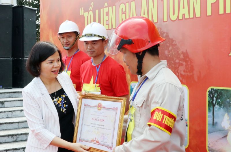 Chủ tịch UBND tỉnh Nguyễn Hương Giang trao Bằng khen cho các đội đoạt giải.