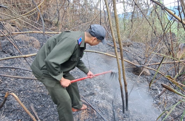 Các lực lượng kiểm tra, xử lý sau khi đám cháy được dập tắt, tránh trường hợp cháy trở lại. Ảnh: Ban quản lý rừng đặc dụng Bà Nà Núi Chúa cung cấp.