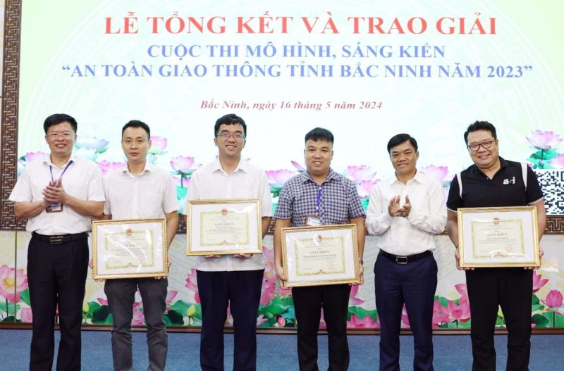 Giám đốc Sở Thông tin và Truyền thông Nguyễn Trung Hiền (ngoài cùng bên trái), Giám đốc Sở Giao thông vận tải Nguyễn Minh Hiếu (thứ 2 từ phải qua) trao Giấy khen cho các tập thể, cá nhân.