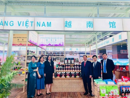 Vinanutrifood là doanh nghiệp duy nhất tháp tùng Thứ trưởng Phan Thị Thắng đến Trung Quốc dự khai trương gian hàng quốc gia Việt Nam