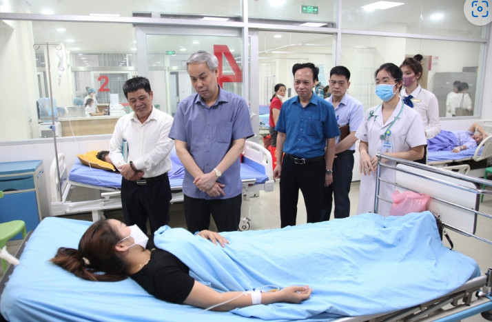 Phó Cục trưởng Cục An toàn thực phẩm Nguyễn Hùng Long thăm hỏi, động viên bệnh nhân nghi ngộ độc thực phẩm đang điều trị tại cơ sở y tế.
