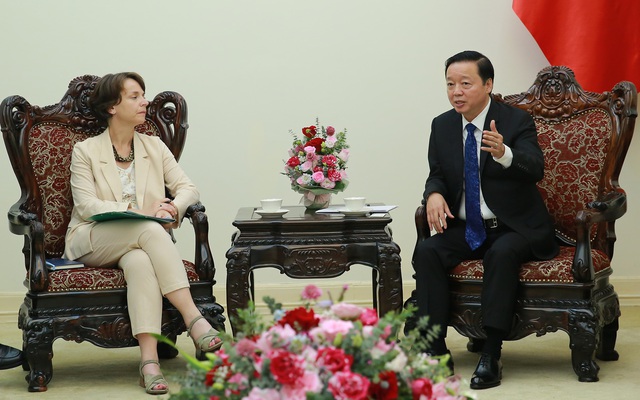 Phó Thủ tướng Trần Hồng Hà trao đổi với bà Marie-Hélène Loison, Phó Tổng Giám đốc Cơ quan phát triển Pháp (AFD), chiều 17/5 - Ảnh: VGP/Minh Khôi