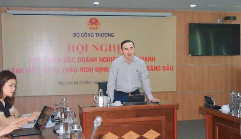 Ông Phan Văn Chinh – Vụ trưởng Vụ Thị trường trong nước (Bộ Công Thương) chủ trì hội nghị. (Ảnh: congthuong.vn)