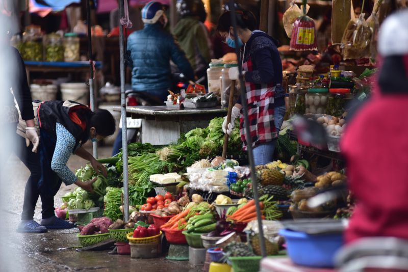 Thực phẩm được lưu thông, buôn bán chủ yếu qua kênh truyền thống như chợ dân sinh, nên thường tiềm ẩn nguy cơ cao mất an toàn vệ sinh thực phẩm.