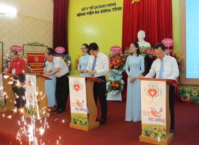 Ngay sau khi ra mắt, Chủ tịch UBND tỉnh Quảng Ninh cùng nhiều đại biểu đã tiên phong đăng ký hiến mô, tạng sau khi chết não.