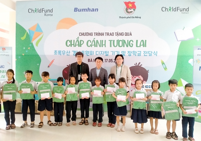 Thành Đoàn phối hợp ChildFund Việt Nam trao hỗ trợ máy tính và quà cho 2 trường học tại huyện Hòa Vang với tổng kinh phí 686 triệu đồng