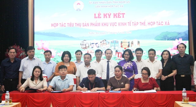 Đại diện siêu thị Lotte Vinh ký kết tiêu thụ sản phẩm với các HTX. (Ảnh: nghean.gov.vn) Đại diện siêu thị Lotte Vinh ký kết tiêu thụ sản phẩm với các HTX. (Ảnh: nghean.gov.vn)