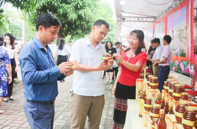 Đại biểu tham quan các gian hàng trưng bày sản phẩm của HTX tại Diễn đàn. Đại biểu tham quan các gian hàng trưng bày sản phẩm của HTX tại Diễn đàn.