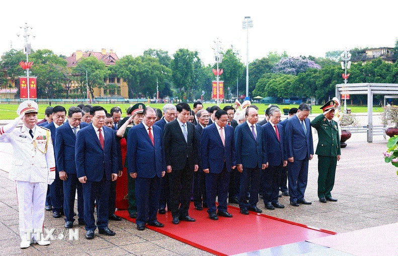 Đoàn đại biểu lãnh đạo, nguyên lãnh đạo Đảng, Nhà nước đặt vòng hoa và vào Lăng viếng Chủ tịch Hồ Chí Minh. (Ảnh: Dương Giang/TTXVN)