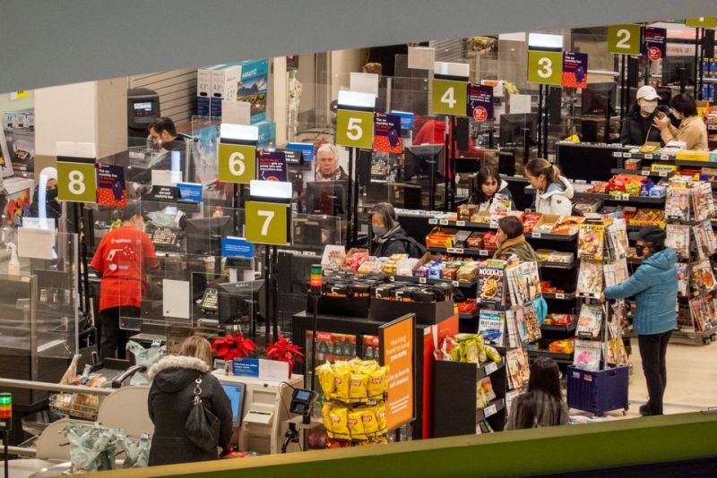 Hoạt động mua sắm tại một cửa hàng ở Toronto, Ontario, Canada, tháng 11/2022. (Nguồn: Reuters)