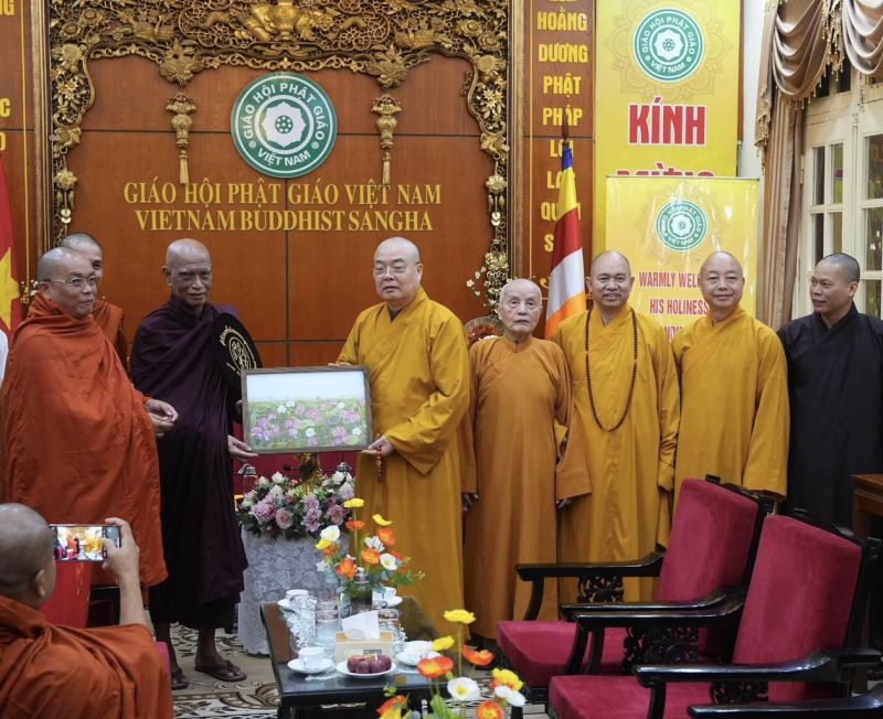 Bản in bức tranh”Liên Hoa Tịnh Cảnh” có chữ ký của Hoạ sỹ Kim Đức được chọn tặng Đức Tăng Thống Myanmar