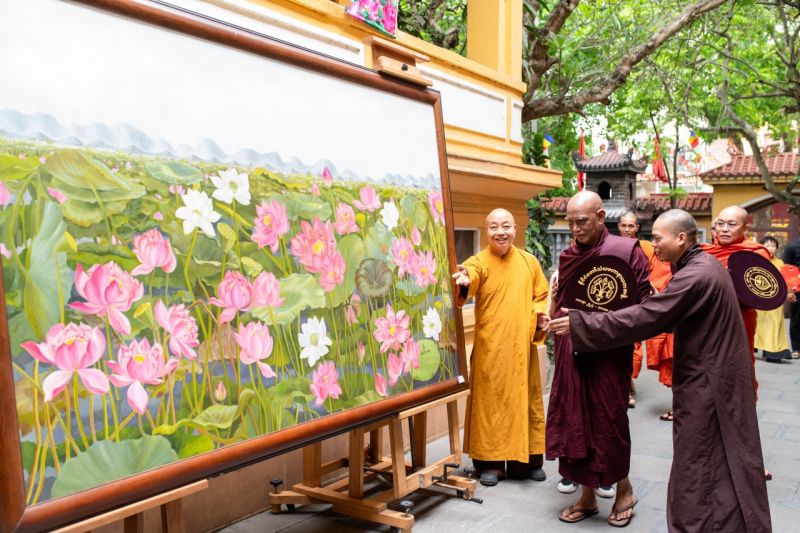 Đức Tăng thống Myanmar ngắm bức tranh gốc “ Liên Hoa Tịnh Cảnh” của hoạ sỹ Kim Đức được trưng bày tại Trụ sở GHPG