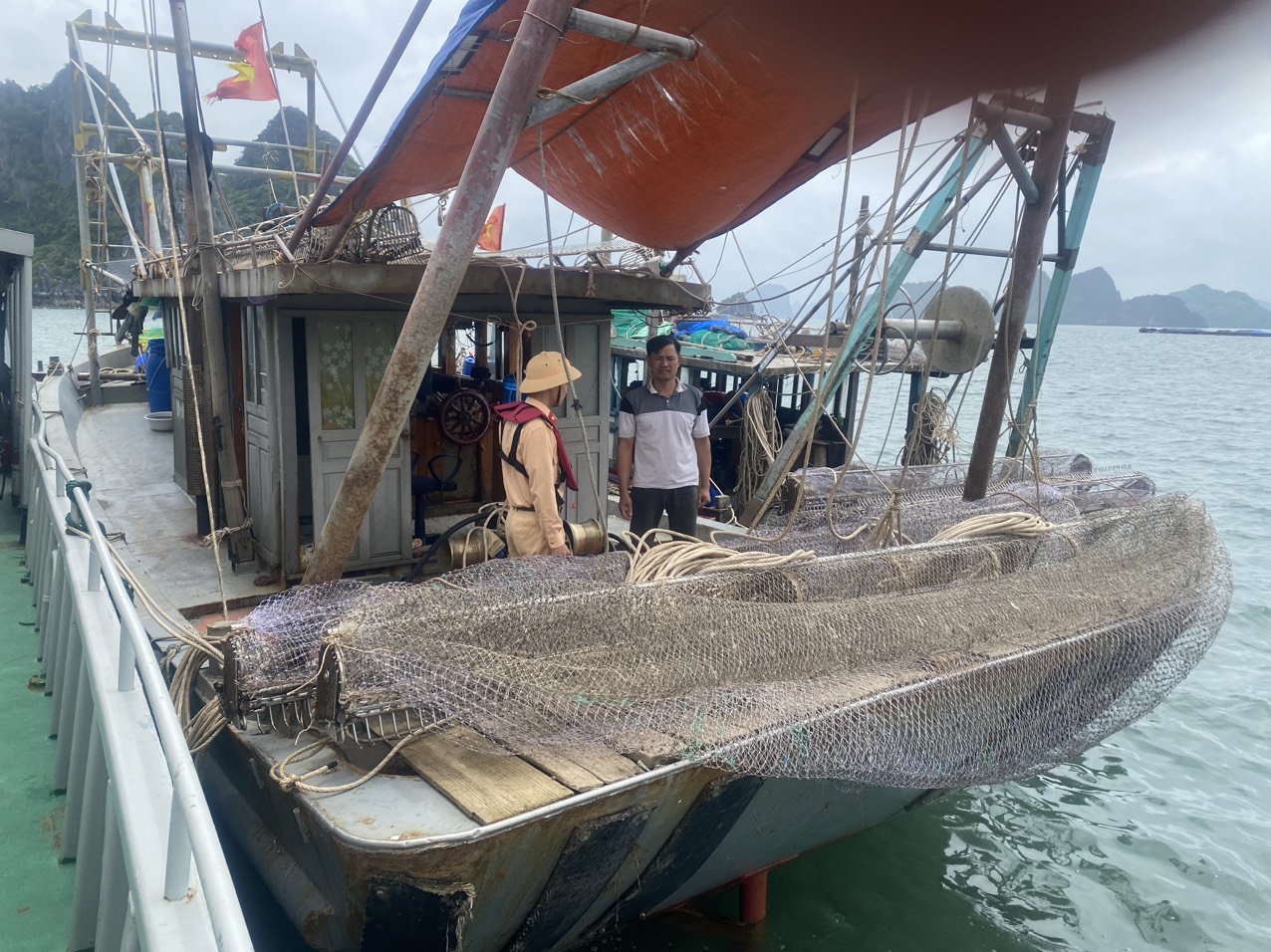 Công an Vân Đồn bắt giữ 2 phương tiện sử dụng ngư cụ khai thác thuỷ sản bằng hình thức tận diệt