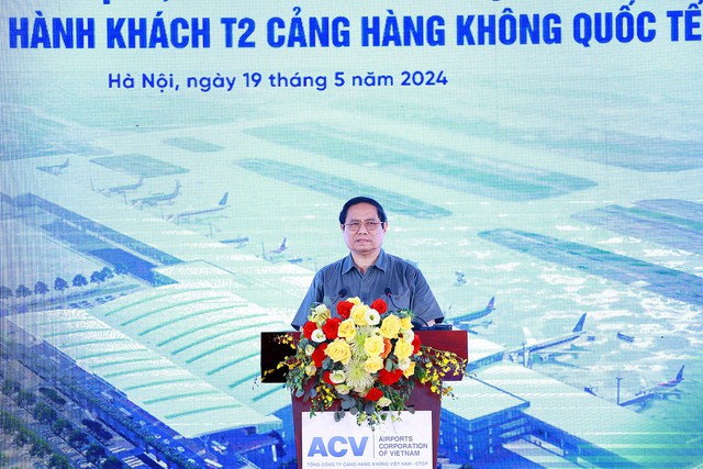 Thủ tướng Phạm Minh Chính nêu rõ, việc mở rộng nhà ga T2 trong giai đoạn hiện nay để bảo đảm đáp ứng kịp thời tình trạng quá tải cảng hàng không quốc tế Nội Bài là rất cần thiết, không thể chậm trễ - Ảnh: VGP/Nhật Bắc