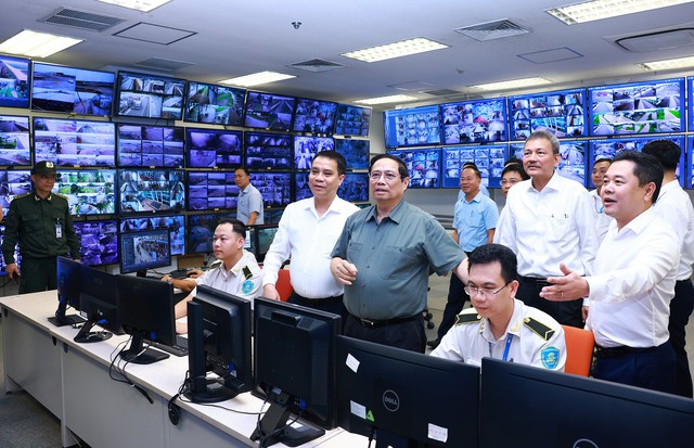 Thủ tướng thăm Trung tâm Điều hành và Trung tâm An ninh sân bay Nội Bài - Ảnh: VGP/Nhật Bắc