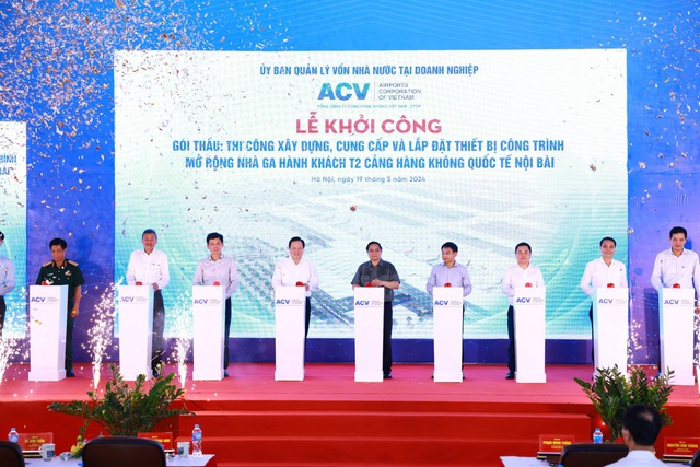 Thủ tướng nhấn nút khởi công Dự án mở rộng nhà ga T2 sân bay Nội Bài - Ảnh: VGP/Nhật Bắc