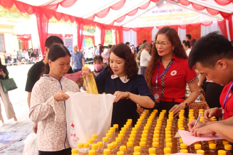 Ban Tổ chức phát quà cho các hộ nghèo, hộ cận nghèo tại chương trình