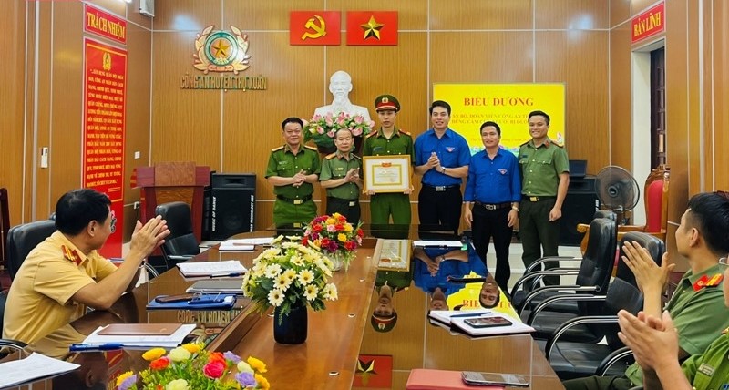 trao tặng Giấy khen đột xuất của Ban Chấp hành Huyện đoàn cho Trung sĩ Lê Anh Biên