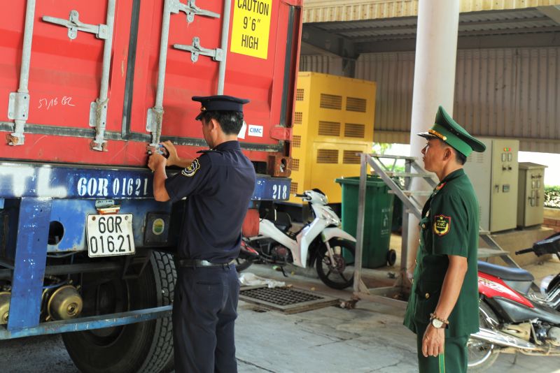 Cán bộ, chiến sỹ Đồn Biên phòng Cửa khẩu quốc tế Mộc Bài phối hợp với lực lượng Hải quan kiểm tra hàng hóa, phương tiện