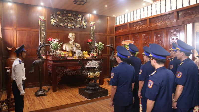 Các điển hình tiên tiến BTL Vùng Cảnh sát biển 4 dâng hương tưởng niệm Chủ tịch Hồ Chí Minh