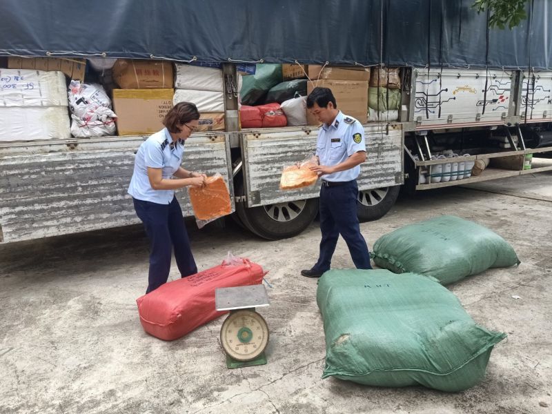 Đoàn kiểm tra thuộc Đội QLTT số 4 đang tiến hành kiểm tra hàng hóa