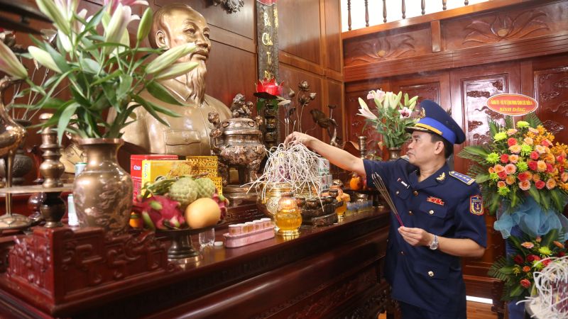 Đại tá Trần Văn Lượng - Tư lệnh Vùng Cảnh sát biển 4 dâng hương tưởng niệm Chủ tịch Hồ Chí Minh