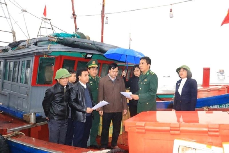 Chi cục Thủy sản tỉnh Nam Định phối hợp với Bộ đội Biên phòng kiểm tra hoạt động của tàu cá. Ảnh: Hải Yến.
