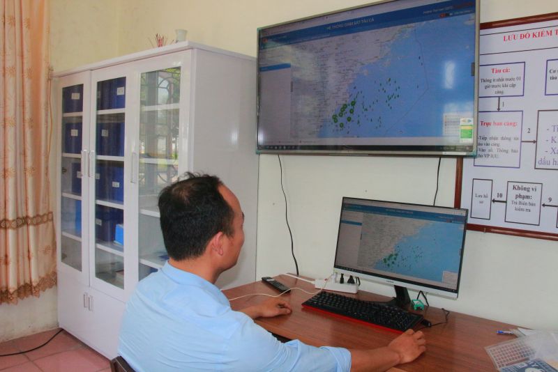 Cán bộ Ban Quản lý Cảng cá Nam Định theo dõi vị trí hoạt động của các tàu cá. Ảnh: Văn Chiến.