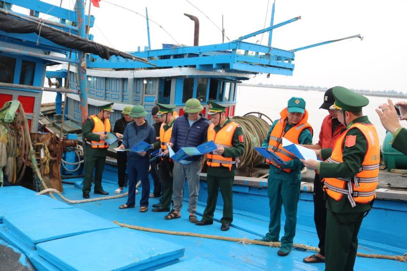 Bộ đội Biên phòng tỉnh Nam Định tuyên truyền về khai thác IUU với các ngư dân trên địa bàn tỉnh. Ảnh: Văn Chiến.