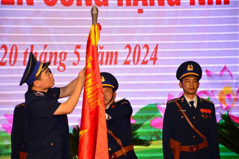 Thừa ủy quyền của Lãnh đạo các cấp, Trung tướng Bùi Quốc Oai - Bí thư Đảng ủy, Chính ủy Cảnh sát biển Việt Nam gắn Huân chương Chiến công hạng Nhì trao tặng BTL Vùng Cảnh sát biển 4