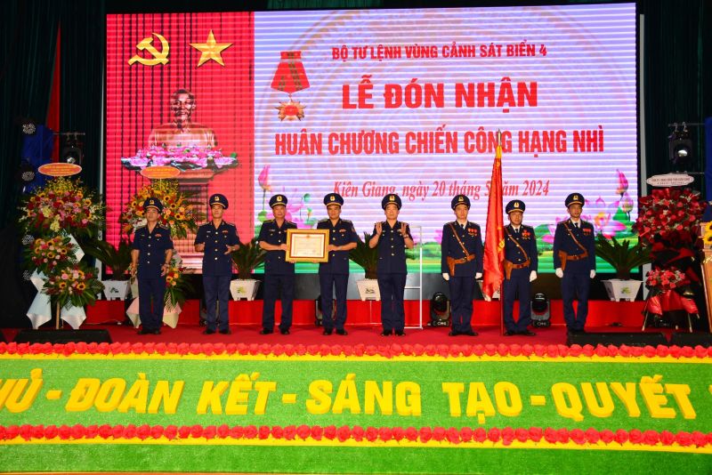 Thừa ủy quyền của Lãnh đạo các cấp, Trung tướng Bùi Quốc Oai - Bí thư Đảng ủy, Chính ủy Cảnh sát biển Việt Nam trao tặng Huân chương Chiến công hạng Nhì cho BTL Vùng Cảnh sát biển 4