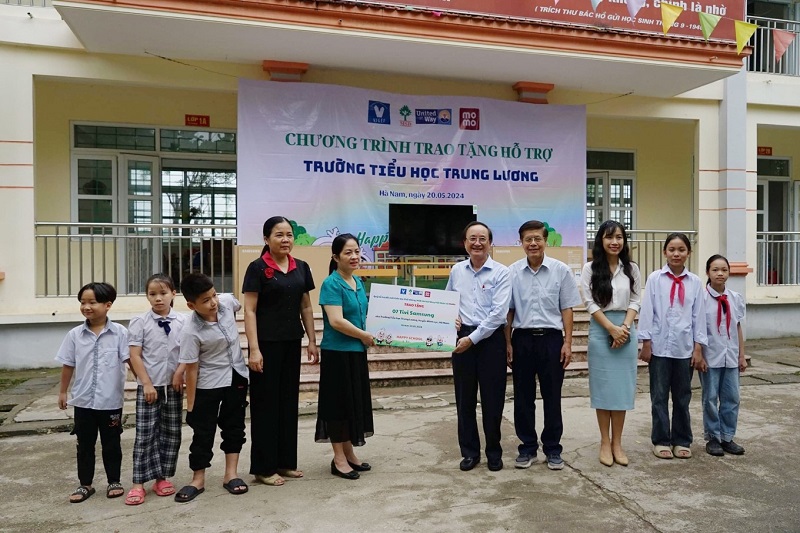 Trao tặng hỗ trợ cho trường Tiểu học Trung Lương