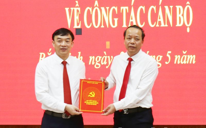 Phó Bí thư Thường trực Tỉnh ủy, Chủ tịch HĐND tỉnh Nguyễn Quốc Chung trao Quyết định cho đồng chí Nguyễn Đình Lợi.