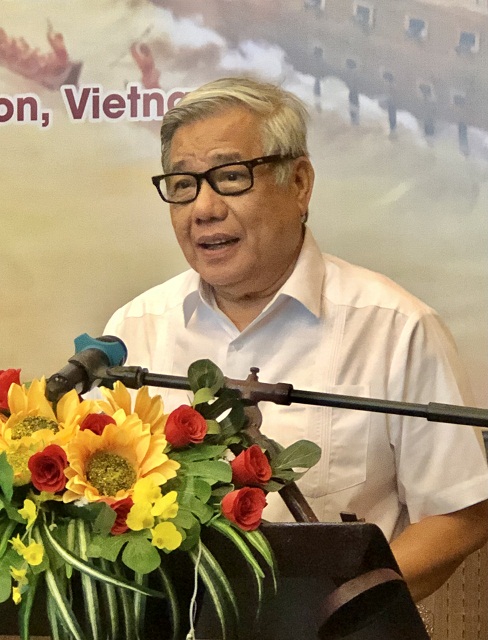 GS-TSKH Vũ Minh Giang giới thiệu báo cáo đề dẫn. Ảnh: Viết Hiền