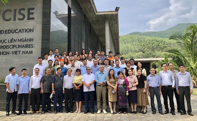 Các đại biểu tham dự Hội thảo chụp ảnh lưu niệm tại tiền sảnh Trung tâm ICISE. Ảnh V.H Các đại biểu tham dự Hội thảo chụp ảnh lưu niệm tại tiền sảnh Trung tâm ICISE. Ảnh V.H