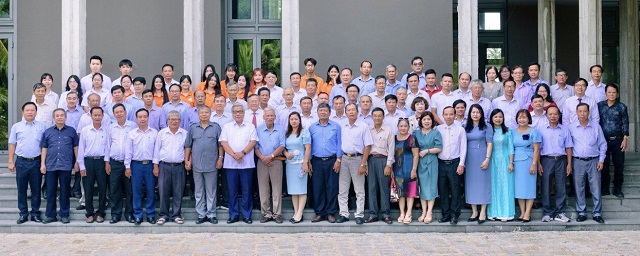 C&aacute;c đại biểu tham dự Hội thảo chụp ảnh lưu niệm tại tiền sảnh Trung t&acirc;m ICISE. Ảnh P.Thủy