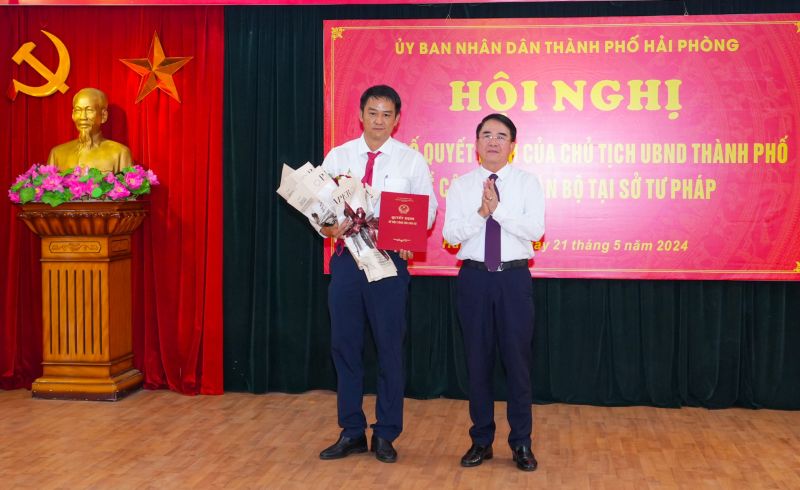 Phó Chủ tịch UBND TP. Hải Phòng Lê Khắc Nam trao Quyết định và tặng hoa chúc mừng tân Phó Giám đốc Sở Tư pháp Trần Đức Huấn.